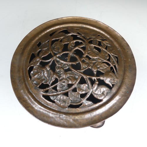 411 - An Arts and Crafts copper Rose Bowl, circa 1900, removable top with pierced stylised vines and leave... 