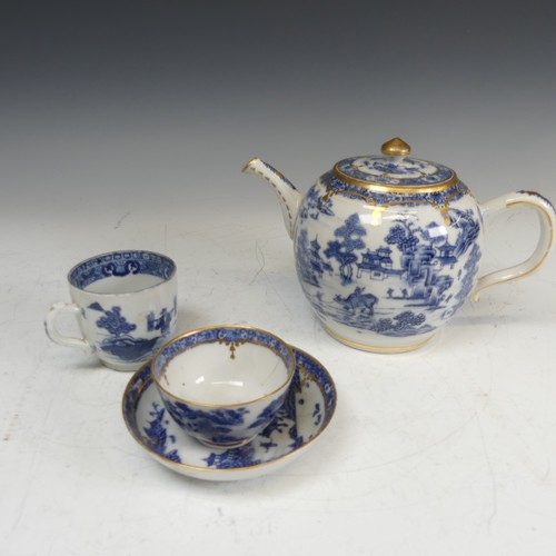 117 - An 18thC Chinese blue and white porcelain Teapot, decorated in the willow pattern, with gilded swags... 