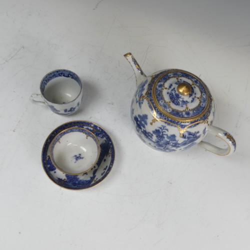 117 - An 18thC Chinese blue and white porcelain Teapot, decorated in the willow pattern, with gilded swags... 