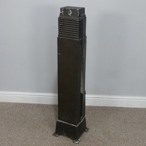 474 - An Art Deco painted metal floor-standing gas Heater, with glass pane, W 22 cm x H 95 cm x D 22 cm.... 