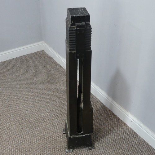 474 - An Art Deco painted metal floor-standing gas Heater, with glass pane, W 22 cm x H 95 cm x D 22 cm.... 