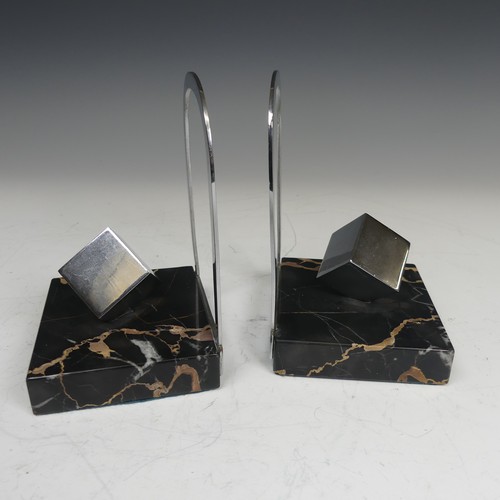 507 - A Pair of Art Deco marble Bookends, with aluminium hoop backs and central cube, W 9 cm x H 13.5 cm x... 