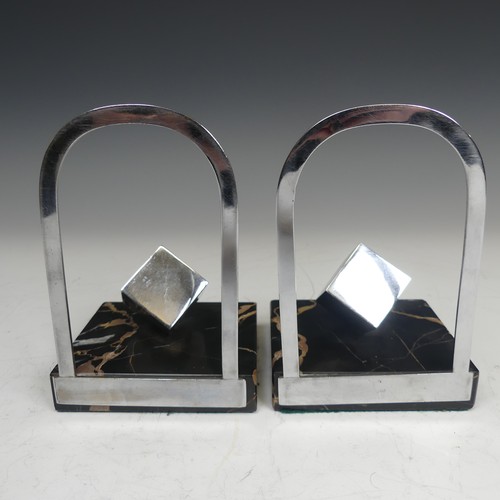 507 - A Pair of Art Deco marble Bookends, with aluminium hoop backs and central cube, W 9 cm x H 13.5 cm x... 