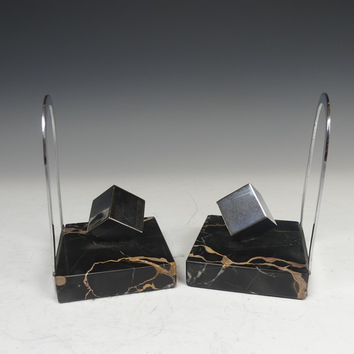 507 - A Pair of Art Deco marble Bookends, with aluminium hoop backs and central cube, W 9 cm x H 13.5 cm x... 