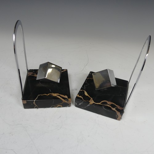 507 - A Pair of Art Deco marble Bookends, with aluminium hoop backs and central cube, W 9 cm x H 13.5 cm x... 