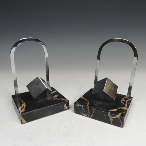 507 - A Pair of Art Deco marble Bookends, with aluminium hoop backs and central cube, W 9 cm x H 13.5 cm x... 