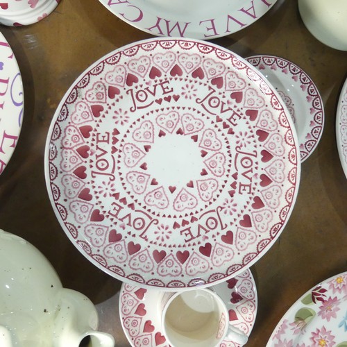 79 - An Emma Bridgewater pottery 'Love' pattern Cakestand, D 28cm, together with corresponding Cake Plate... 