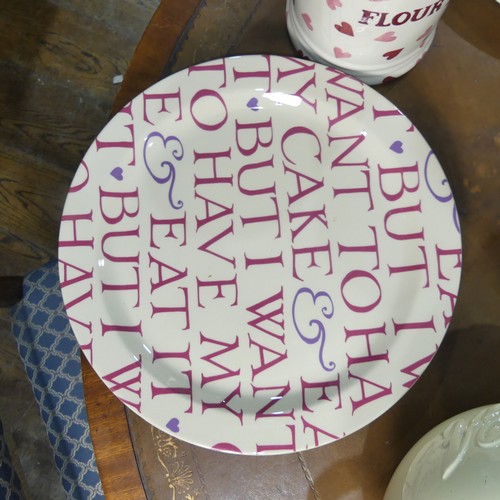 79 - An Emma Bridgewater pottery 'Love' pattern Cakestand, D 28cm, together with corresponding Cake Plate... 