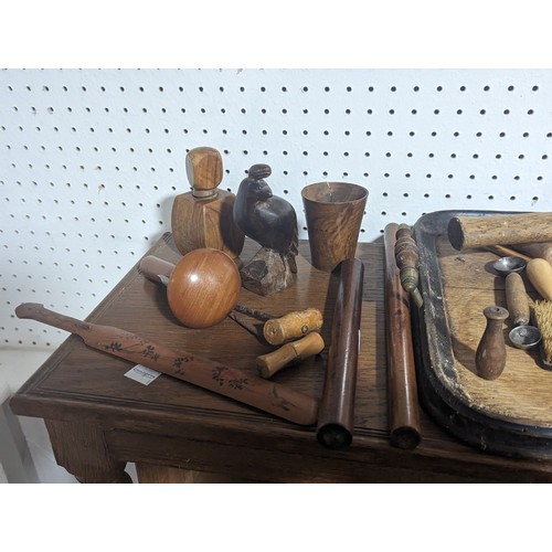 441 - A Quantity of treen items, inc ; bowls, cups, tools, tray, etc(a lot)