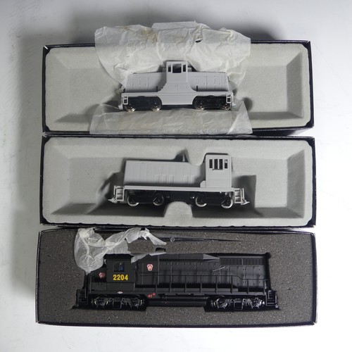 684 - Bachmann Spectrum, No.82014, ‘HO’ gauge, GP-30 Diesel Locomotive PRR #2204, boxed, together with two... 