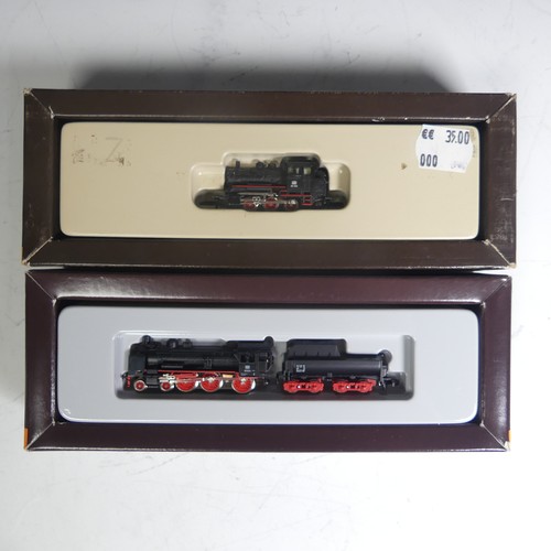 689 - Marklin Mini-Club “Z” gauge, 88991, 4-6-0 locomotive and tender, Db black and red livery... 