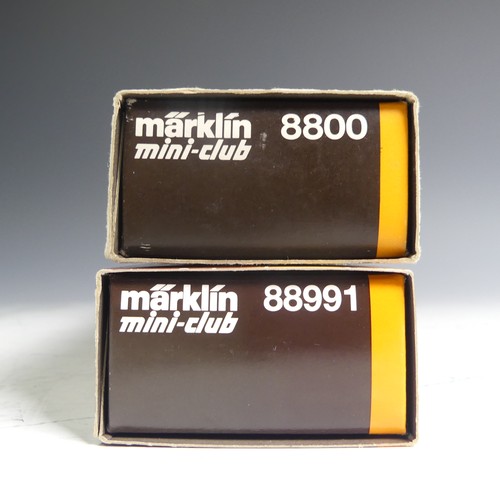 689 - Marklin Mini-Club “Z” gauge, 88991, 4-6-0 locomotive and tender, Db black and red livery... 