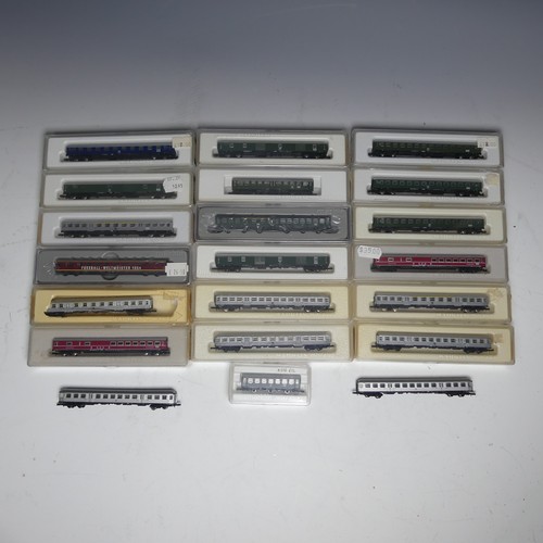 690 - Marklin Mini-Club “Z” gauge, nineteen Continental Coaches, various Db liveries, including 2 x 8711, ... 