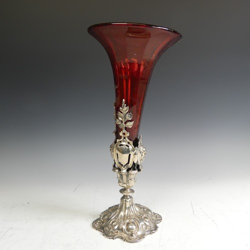 79 - An Edwardian silver plated Epergne / Centrepiece, by Mappin & Webb, the base with presentation i... 