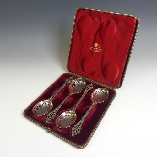 109 - A cased set of four Victorian silver Serving Spoons, by Goldsmiths & Silversmiths Co., hallmarke... 