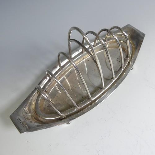 122 - A George V silver Toastrack, by Atkin Brothers, hallmarked Sheffield 1929, seven graduated arched ba... 