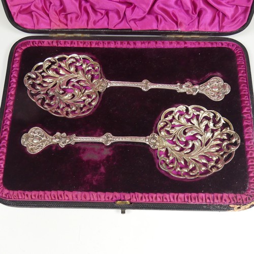 152 - A pair of cased Victorian silver Serving Spoons, by William Hutton & Sons, hallmarked London 189... 