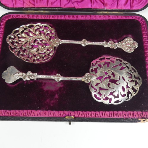 152 - A pair of cased Victorian silver Serving Spoons, by William Hutton & Sons, hallmarked London 189... 