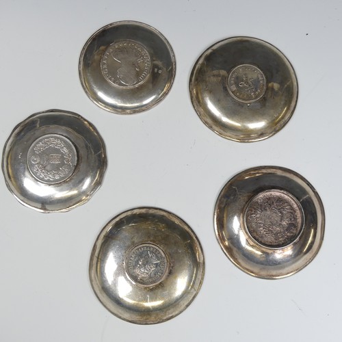 165 - A Chinese silver Dish, by Lee Yee Hing, the centre inset with a one yen silver coin, 8cm diameter, a... 