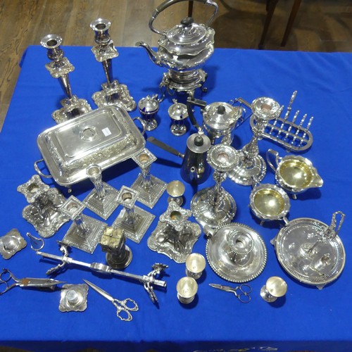 72 - A quantity of silver plate, including a novelty Vesta Case / Go-to-Bed in the form of a cherub carry... 