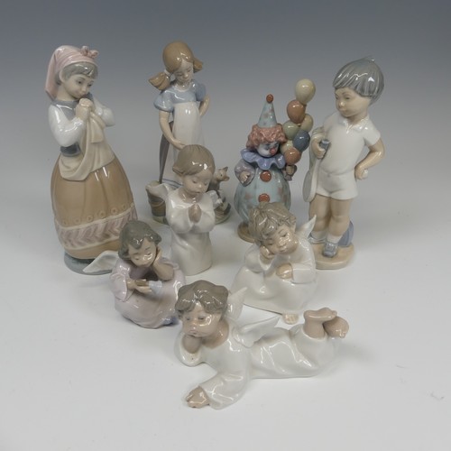 118 - A small quantity of Lladro Figures, to comprise 'Littlest Clown' 5811, 'Playful Kittens' 5232, toget... 