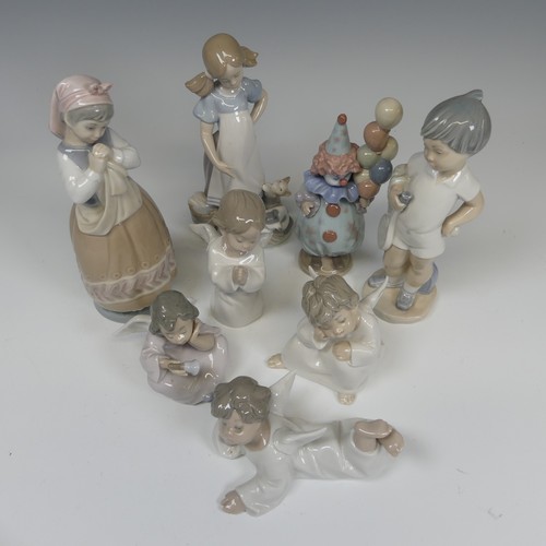 118 - A small quantity of Lladro Figures, to comprise 'Littlest Clown' 5811, 'Playful Kittens' 5232, toget... 