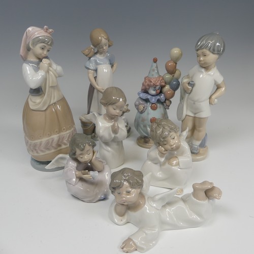 118 - A small quantity of Lladro Figures, to comprise 'Littlest Clown' 5811, 'Playful Kittens' 5232, toget... 