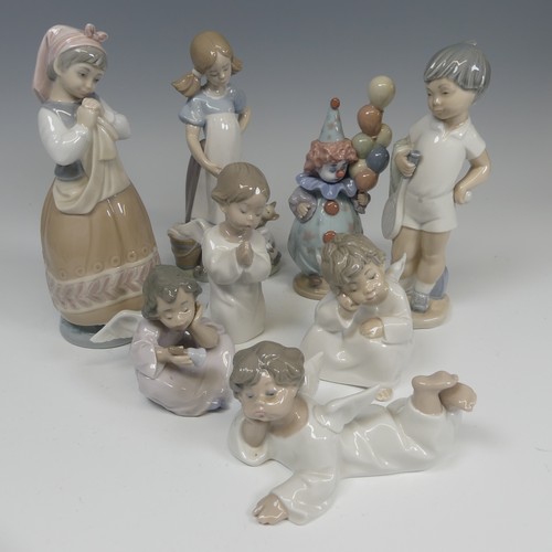 118 - A small quantity of Lladro Figures, to comprise 'Littlest Clown' 5811, 'Playful Kittens' 5232, toget... 