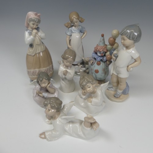 118 - A small quantity of Lladro Figures, to comprise 'Littlest Clown' 5811, 'Playful Kittens' 5232, toget... 