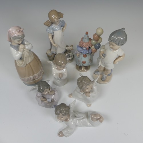 118 - A small quantity of Lladro Figures, to comprise 'Littlest Clown' 5811, 'Playful Kittens' 5232, toget... 