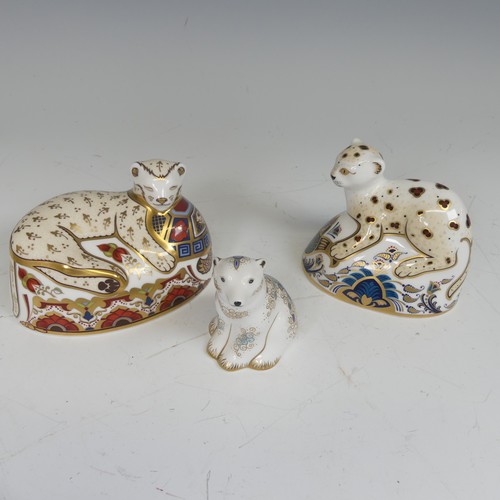 127 - A limited edition Royal Crown Derby Lion Cub Paperweight, (1044/1500) for Sinclairs with gold stoppe... 