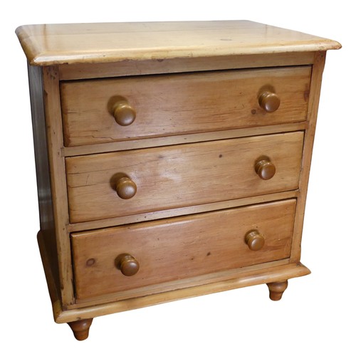 512 - A contemporary pine Chest of three Drawers, W 73 cm x H 77 cm x D 47 cm, together with a dressing ta... 