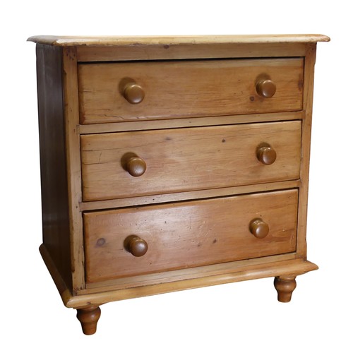 512 - A contemporary pine Chest of three Drawers, W 73 cm x H 77 cm x D 47 cm, together with a dressing ta... 