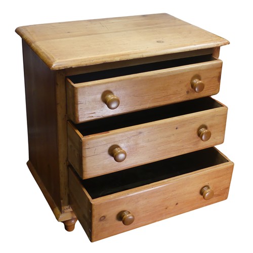 512 - A contemporary pine Chest of three Drawers, W 73 cm x H 77 cm x D 47 cm, together with a dressing ta... 