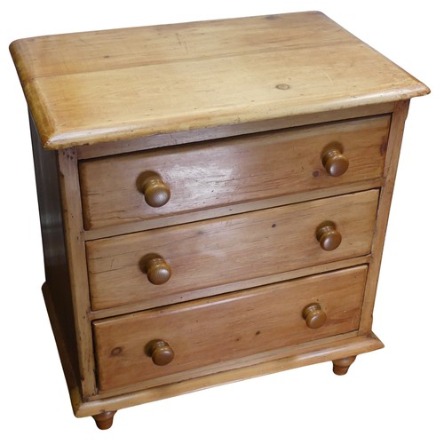 512 - A contemporary pine Chest of three Drawers, W 73 cm x H 77 cm x D 47 cm, together with a dressing ta... 