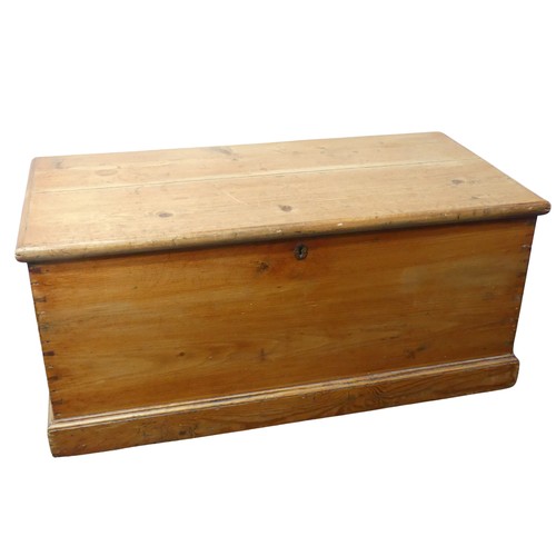 620 - An antique pine Blanket Box, with dovetail edges and carrying handles to either side, W 101.5 cm x H... 