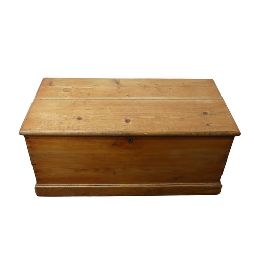 620 - An antique pine Blanket Box, with dovetail edges and carrying handles to either side, W 101.5 cm x H... 