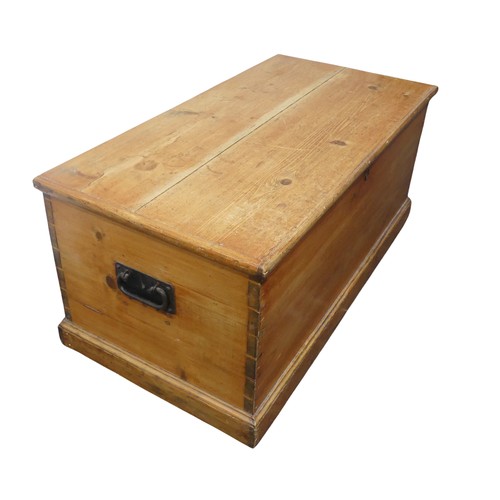 620 - An antique pine Blanket Box, with dovetail edges and carrying handles to either side, W 101.5 cm x H... 