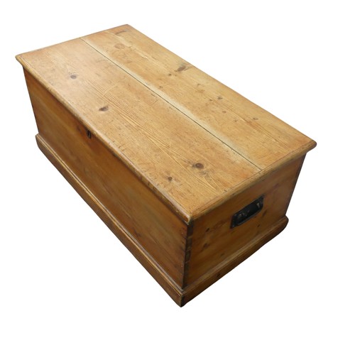 620 - An antique pine Blanket Box, with dovetail edges and carrying handles to either side, W 101.5 cm x H... 