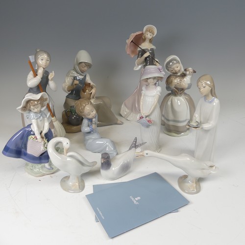 86 - A quantity of Lladro Figures, to include a figure of a Potter, 'A Sunny Day', six others including G... 