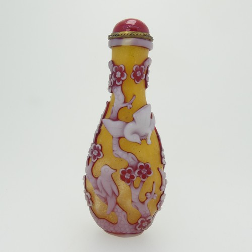 193 - A Chinese overlayed glass Snuff Bottle, with yellow ground, overlayed in red and white depicting bir... 