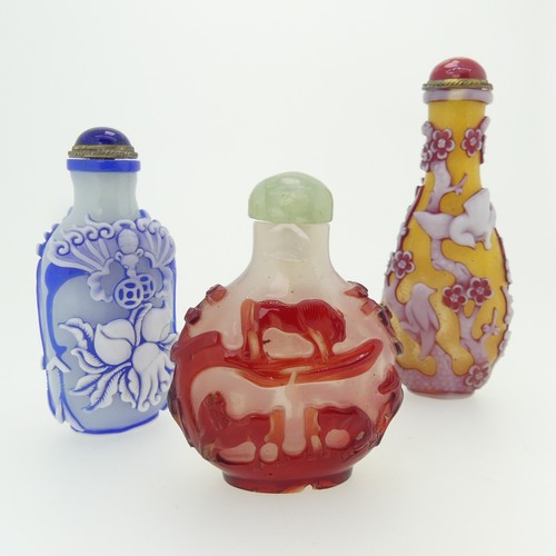 193 - A Chinese overlayed glass Snuff Bottle, with yellow ground, overlayed in red and white depicting bir... 