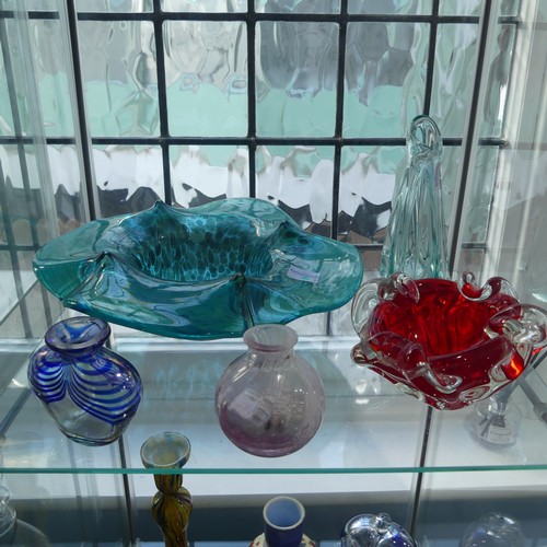 194 - A contemporary Baccarat glass Cat, together with two antique frilled bowls with cranberry and Uraniu... 