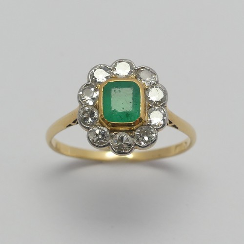 287 - An emerald and diamond cluster Ring, the central emerald approx. 5x4.5mm collet set in yellow gold w... 