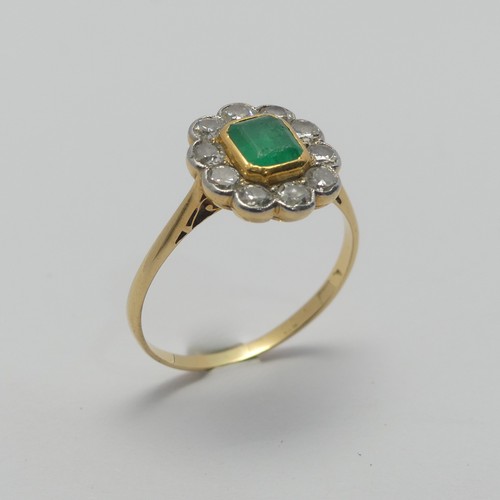 287 - An emerald and diamond cluster Ring, the central emerald approx. 5x4.5mm collet set in yellow gold w... 