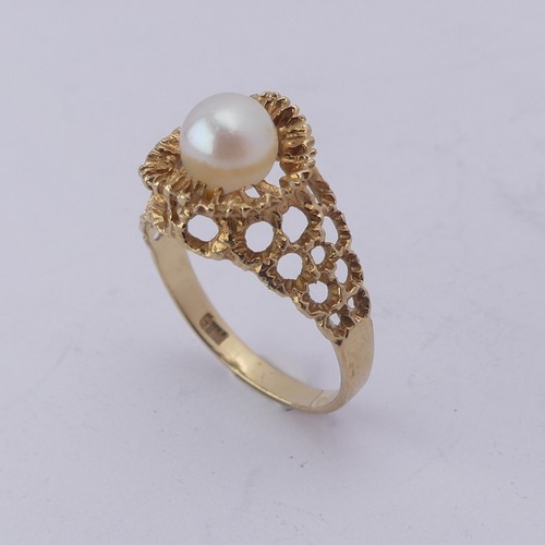 289 - A small cultured pearl Ring, in 9ct gold textured pierced mount, Size M, 2.3g.