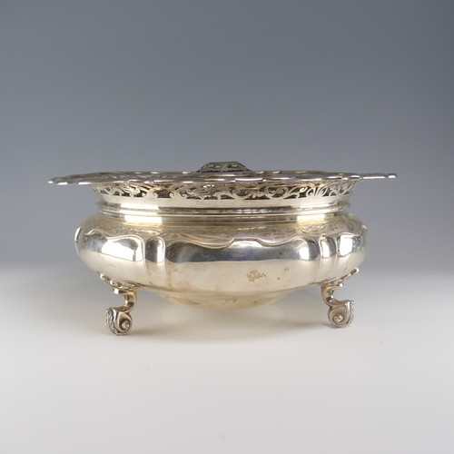 121 - An Edwardian silver Rose Bowl, by Sibray, Hall & Co Ltd., hallmarked London, 1901, of shaped cir... 