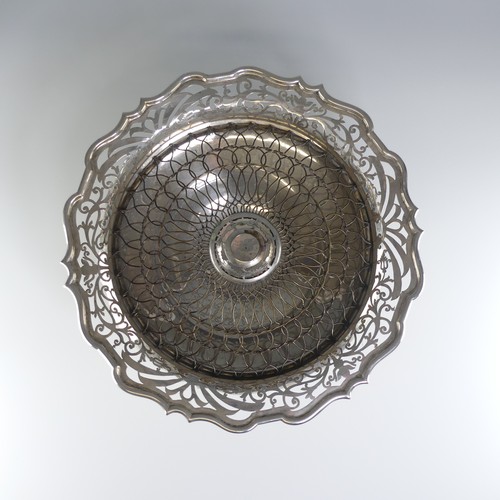 121 - An Edwardian silver Rose Bowl, by Sibray, Hall & Co Ltd., hallmarked London, 1901, of shaped cir... 