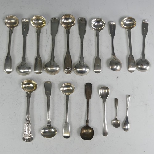 157 - A set of three William IV silver Salt Spoons, hallmarked London, 1837, fiddle, thread and shell patt... 