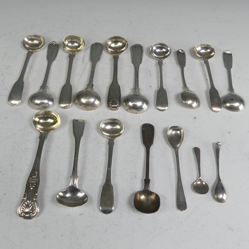 157 - A set of three William IV silver Salt Spoons, hallmarked London, 1837, fiddle, thread and shell patt... 